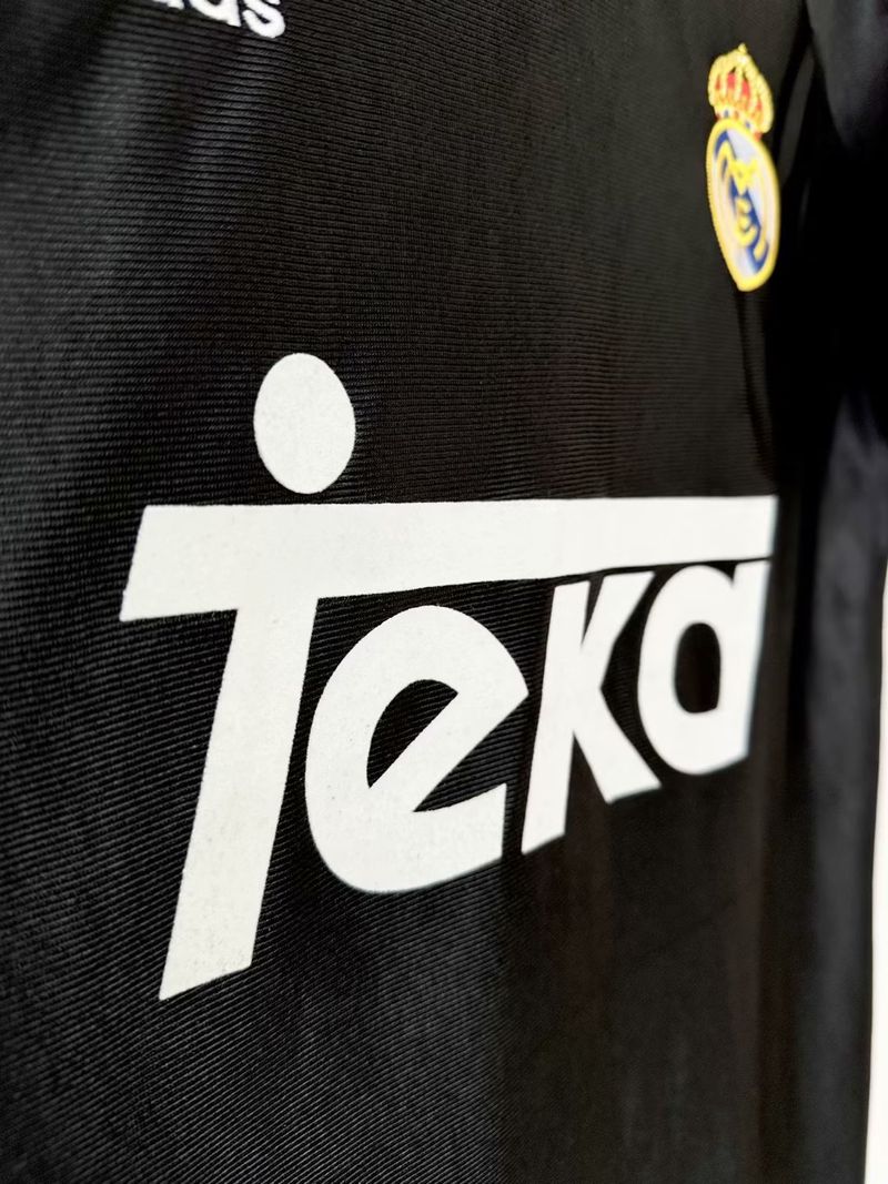 Retro Real Madrid 1999-2001 away game - Image 7