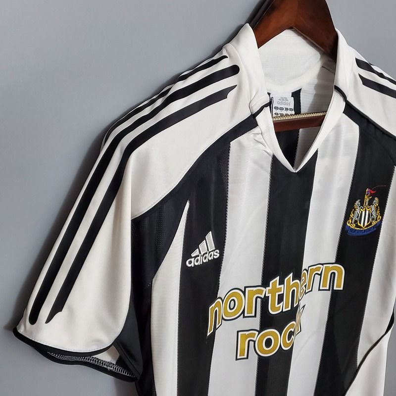 Retro Newcastle United 2005-2006 home - Image 3