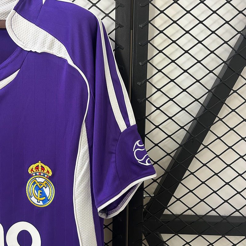 Retro Real Madrid 2006-2007 third away - Image 8
