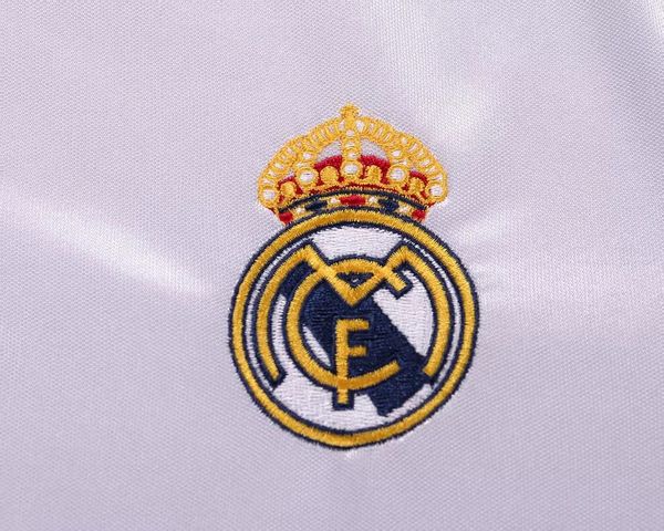Retro Kid Size Real Madrid 2004-2005 home game - Image 7