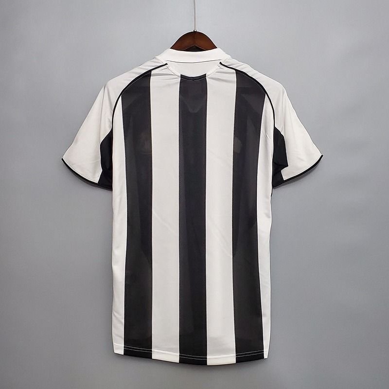 Retro Newcastle United 2005-2006 home - Image 2